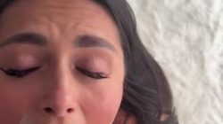 Brune fait une fellation amateur en POV